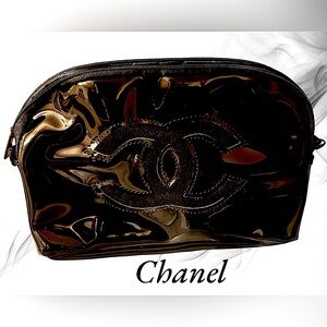 CHANEL Black patent leather Cosmetics Pouch/Crossbody Bag. Brand new. Authentic